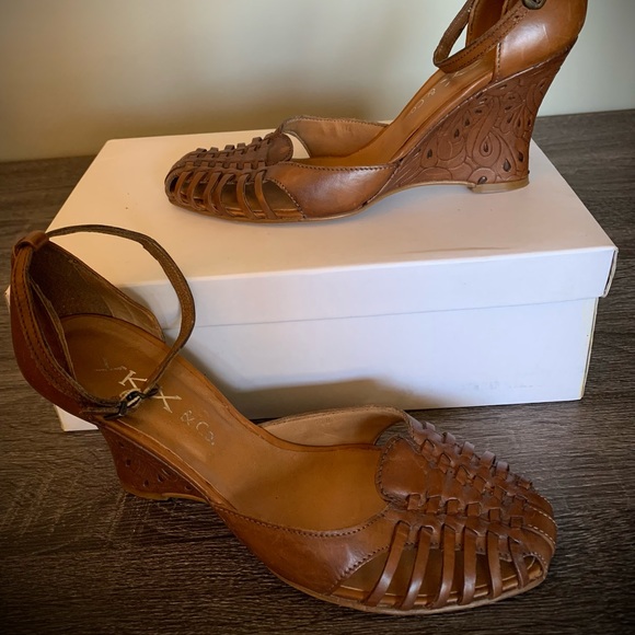 Ladies rich tan 3.5” heel, ankle strap, patterned heel. - Picture 3 of 4